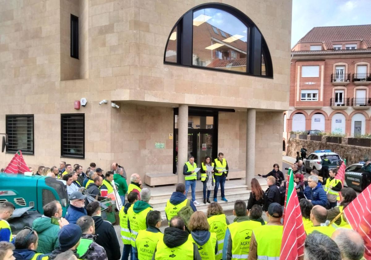 Imagen principal - Imágenes de la manifestación a la puerta de los juzgados. 