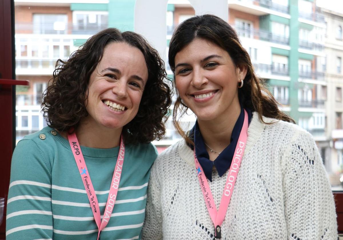 Montse Ramos (I) e Inés Chacartegui (D) en la redacción de leonoticias.