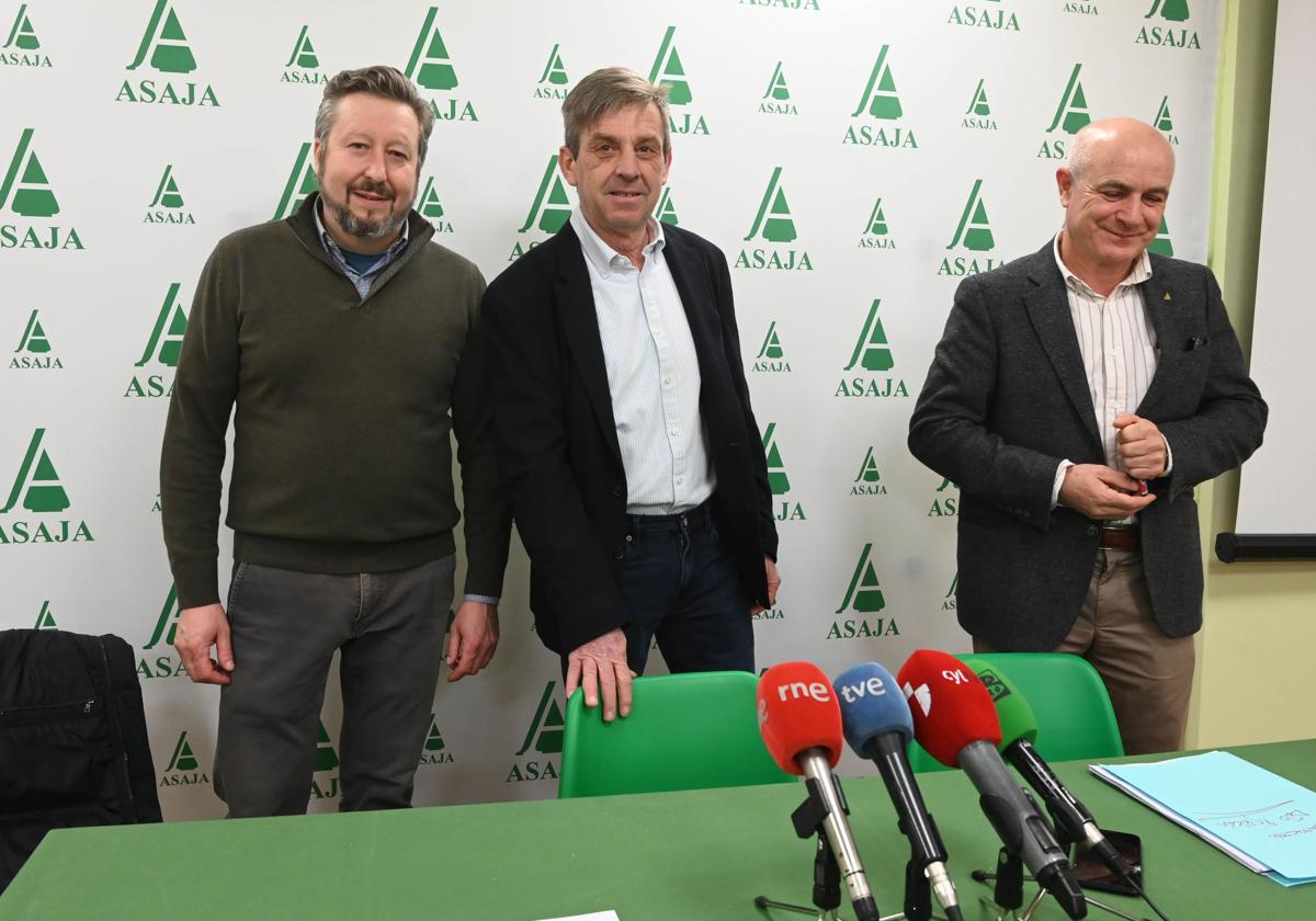 El presidente de Asaja León, Arsenio García Vidal (C) y el secretario general, José Antonio Turrado (D) durante la presentación del balance anual en enero de 2024,