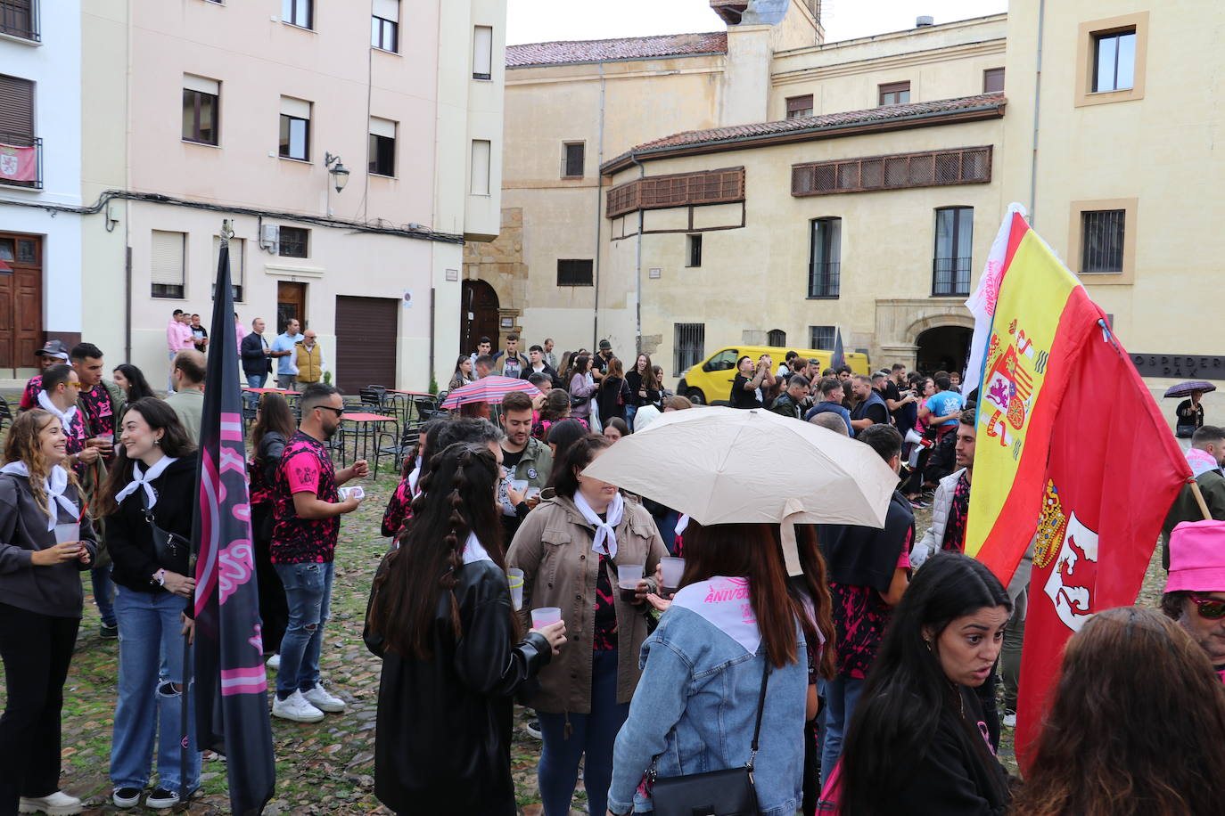 Las mejores imágenes del desfile de peñas de León