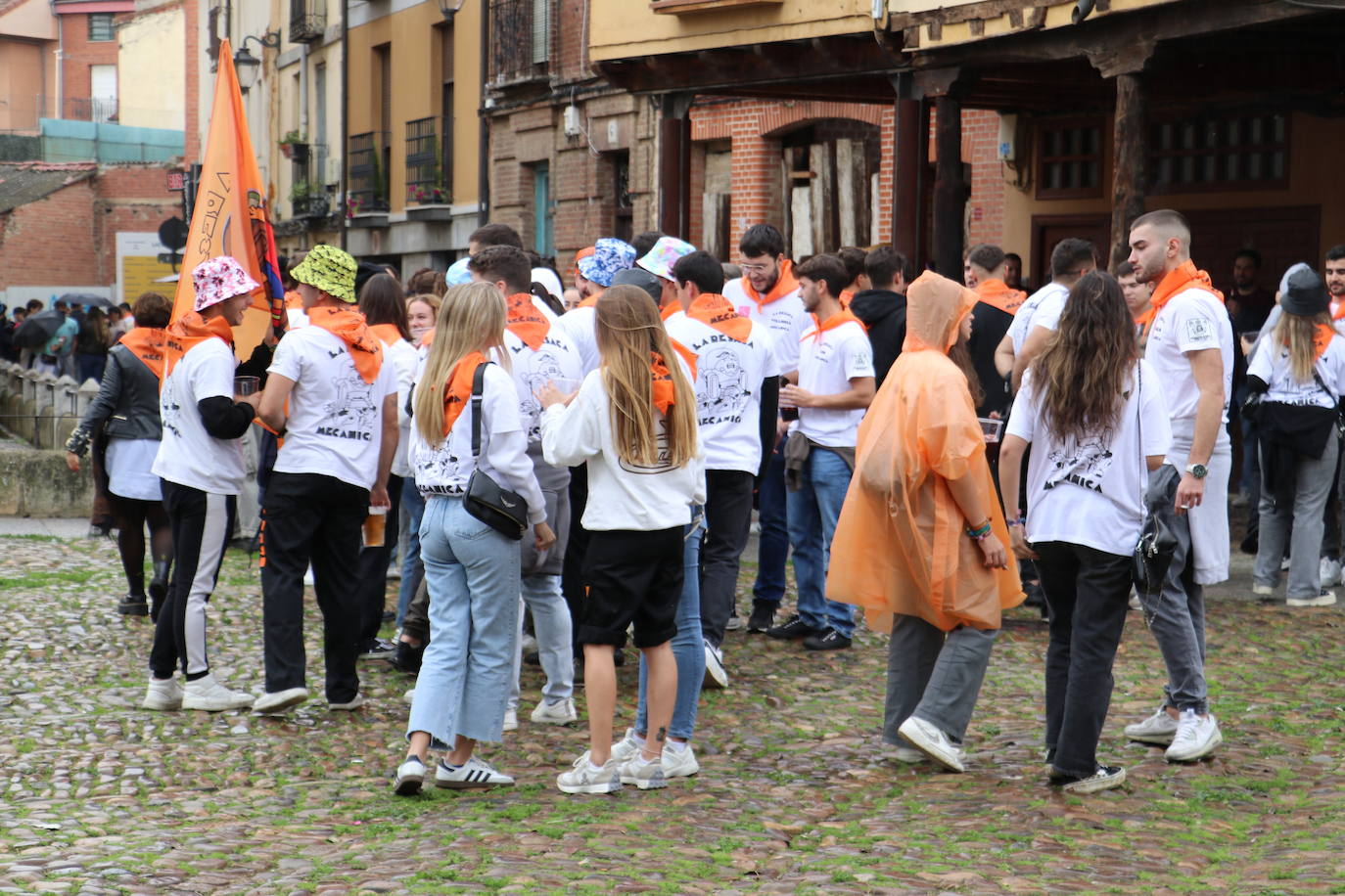 Las mejores imágenes del desfile de peñas de León