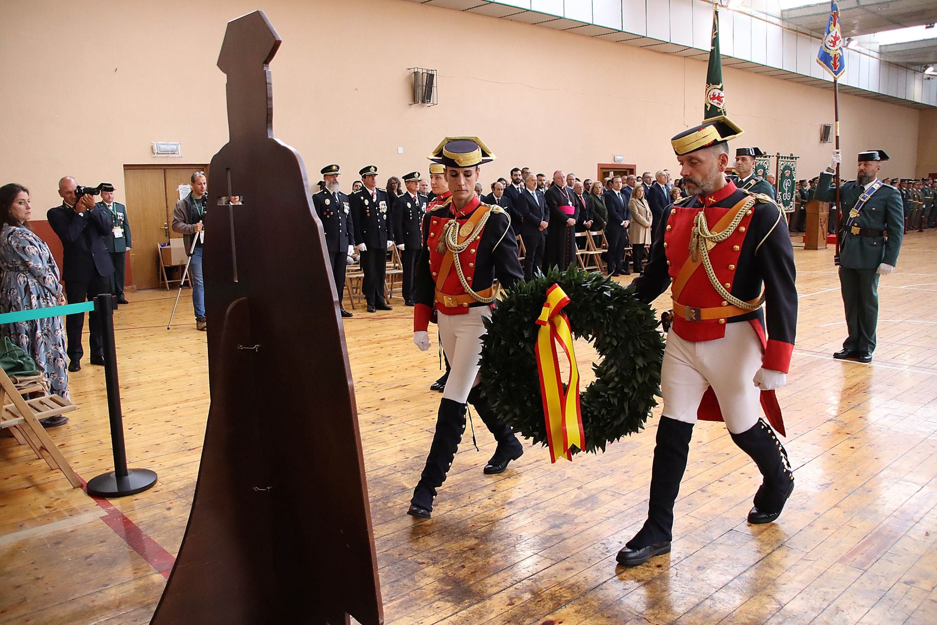 Acto de celebración de la Virgen del Pilar en León