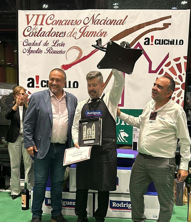 Eusebio Casarrubio, de Tomelloso, vencedor de esta séptima edición del Concurso Nacional de Cortadores de Jamón Ciudad de León – Agustín Risueño