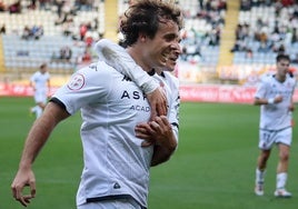 Artola, en imagen, celebra el primer gol de la victoria (3-0) ante el Ourense.