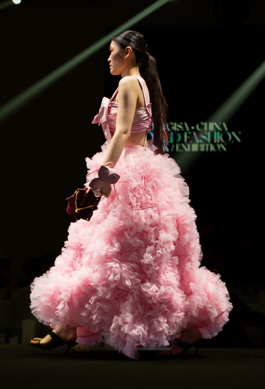 Una de las modelos de Maria Lafuente en el desfile de La World Fashion Week y la World Fashion Exhibition China 2024.