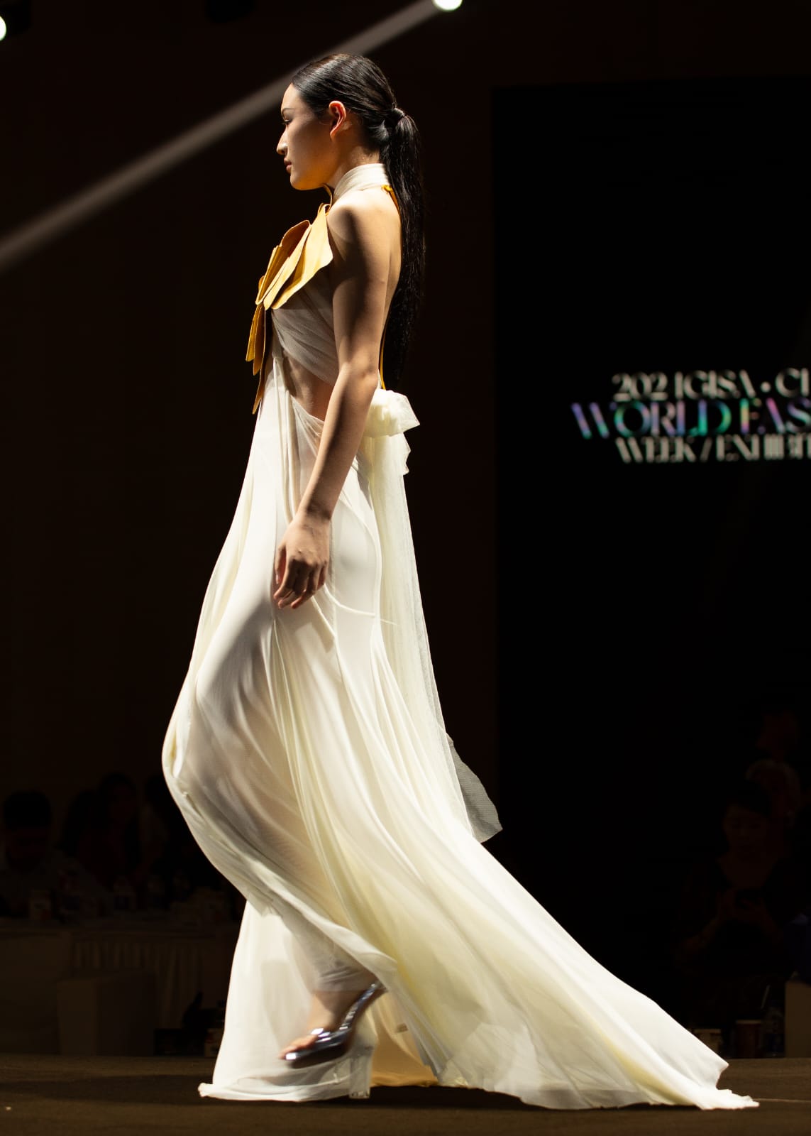 Una de las modelos de Maria Lafuente en el desfile de La World Fashion Week y la World Fashion Exhibition China 2024.