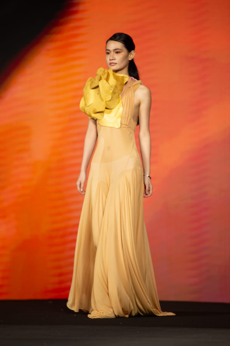 Una de las modelos de Maria Lafuente en el desfile de La World Fashion Week y la World Fashion Exhibition China 2024.