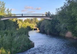 Pasarela blanca sobre el río Bernesga.