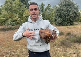 Imagen de Cesar Horna con un boletus de más de un kilo.