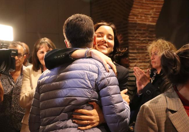 Andrea Fernández, diputada y miembro de la ejecutiva autonómica, abraza a Tudanca.