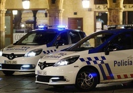 Dos vehículos de la Policía Local.