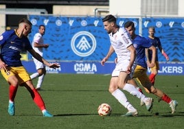 Eneko Satrústegui controla un balón durante el partido ante el Andorra