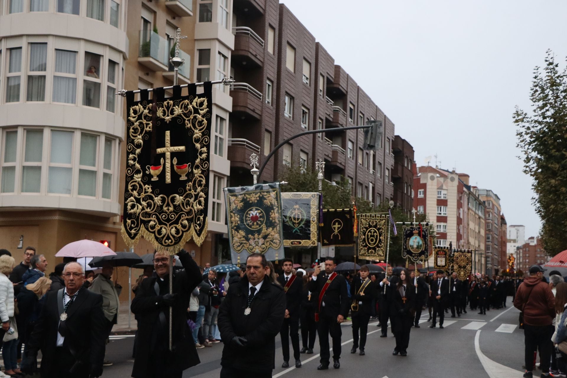 Las mejores imágenes de la Procesión Extraordinaria de San Juan Evangelista en León