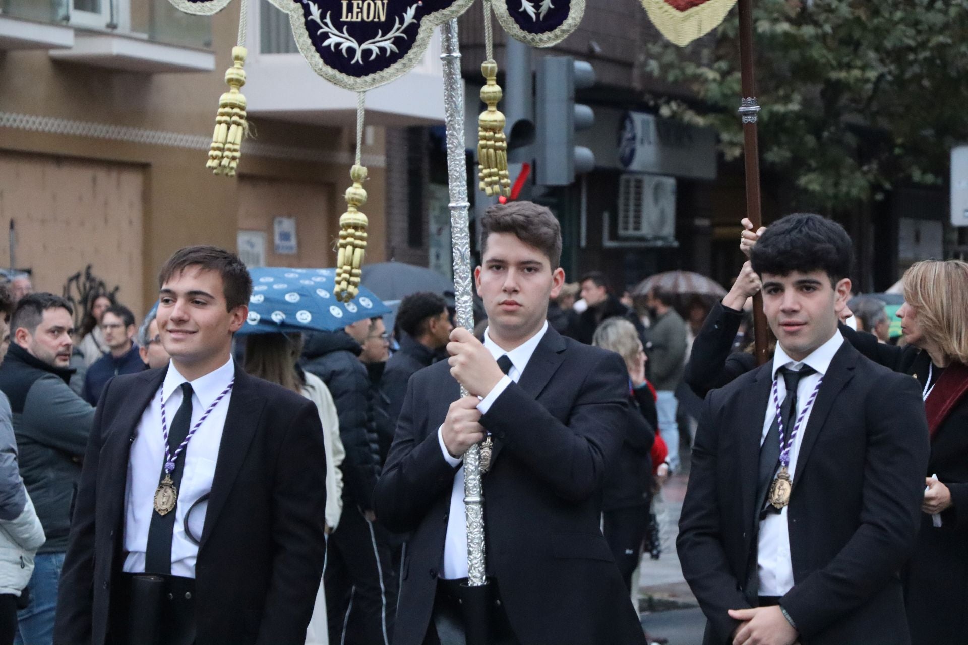 Las mejores imágenes de la Procesión Extraordinaria de San Juan Evangelista en León