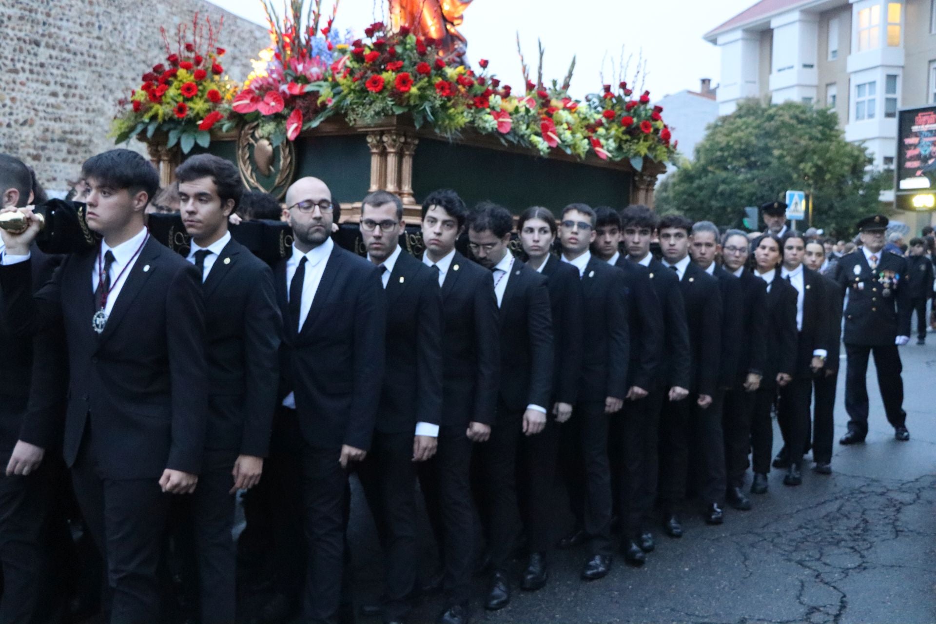 Las mejores imágenes de la Procesión Extraordinaria de San Juan Evangelista en León