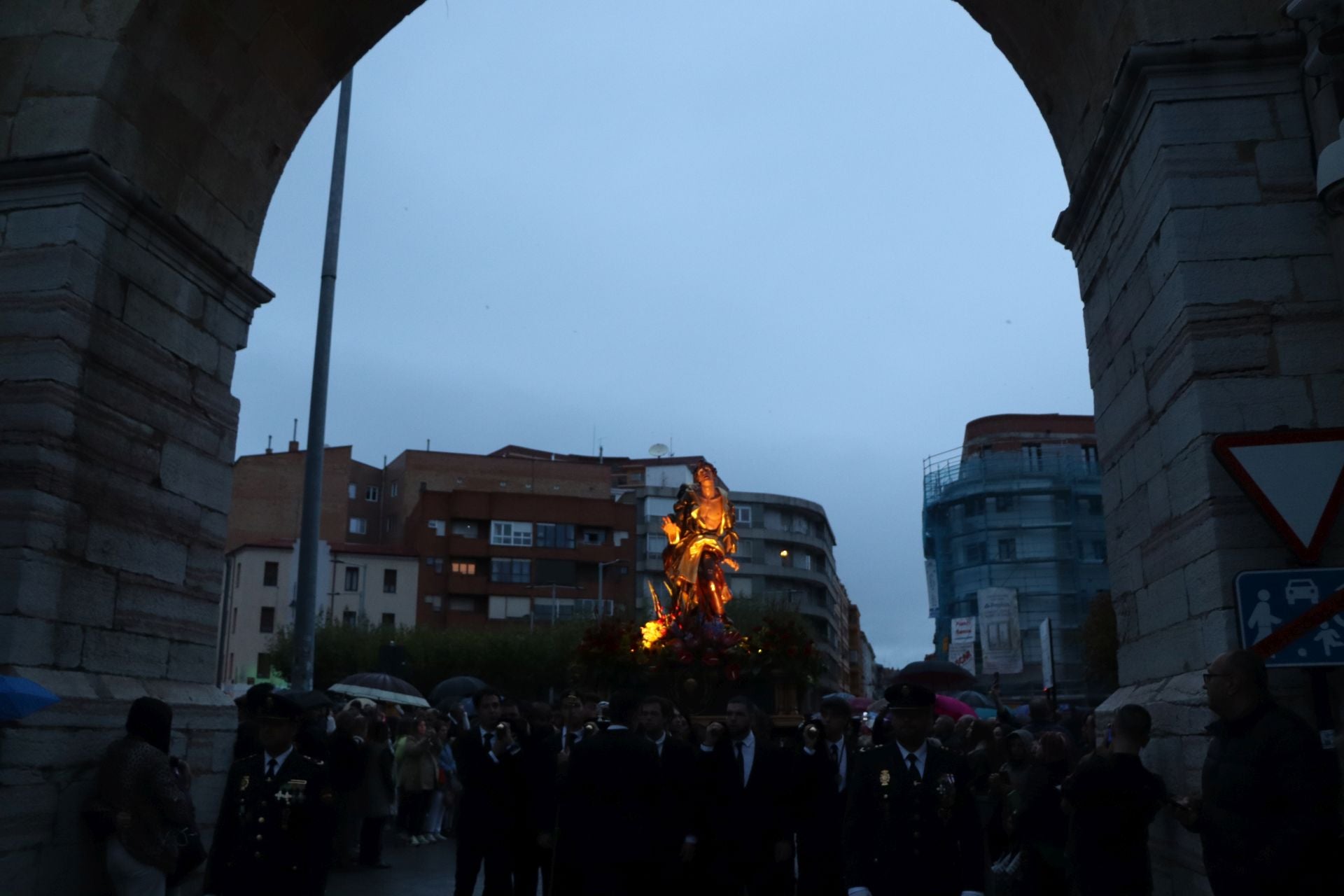 Las mejores imágenes de la Procesión Extraordinaria de San Juan Evangelista en León