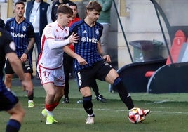 Álvaro Martínez y Longo pugnan por un balón en el último derbi disputado.