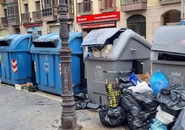 Basura en una calle de León.