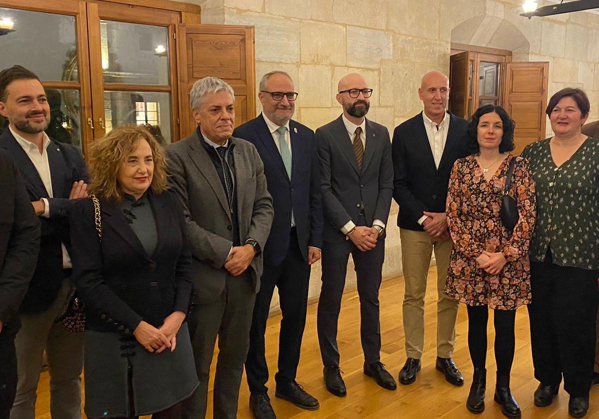 Autoridades y marcas de calidad del Bierzo presentes en el acto.