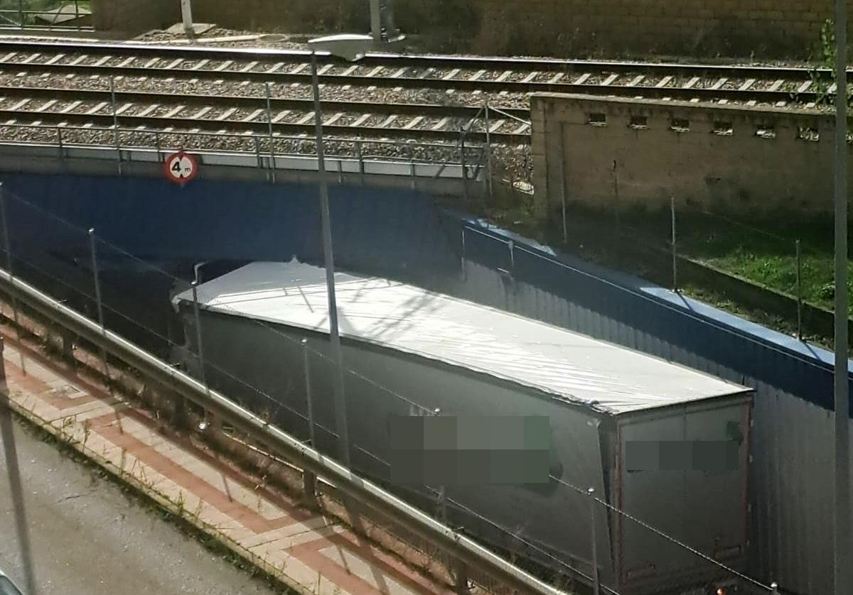 Camión chocado contra el puente.