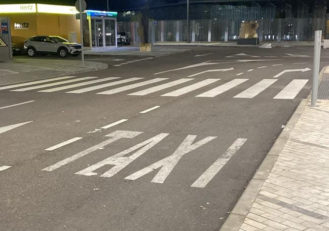 Parada de taxi de la estación de Adif sin coches en la llegada de un tren.