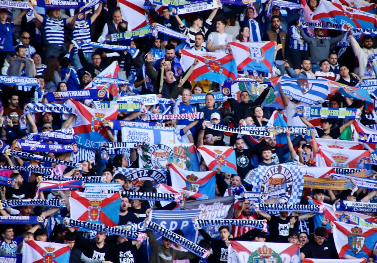 Aficionados de la Ponferradina en la grada del Reino de León.