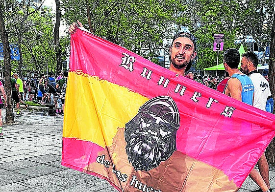 David de la Torre, con la bandera de su peña de corredores.