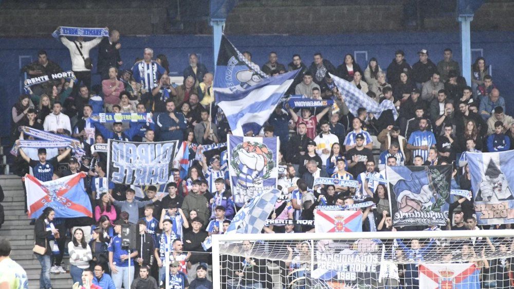 La Grada Durandarte en un partido en El Toralín.