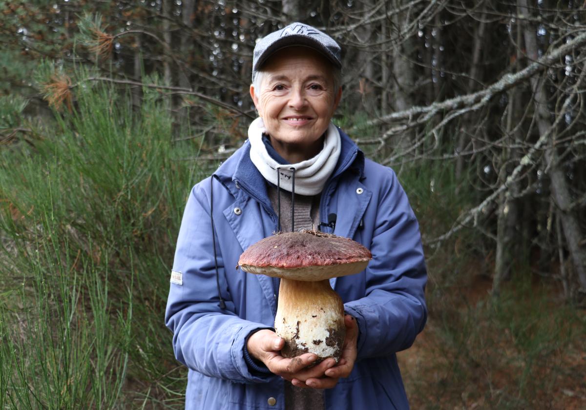 Manoli Martínez Minguez con un boletus pinícola.