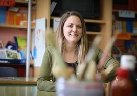 María Velasco, en el colegio en el que da clase.