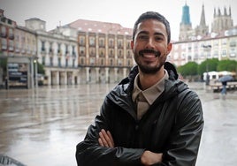 Alberto León posa delante de la Catedral de Burgos.