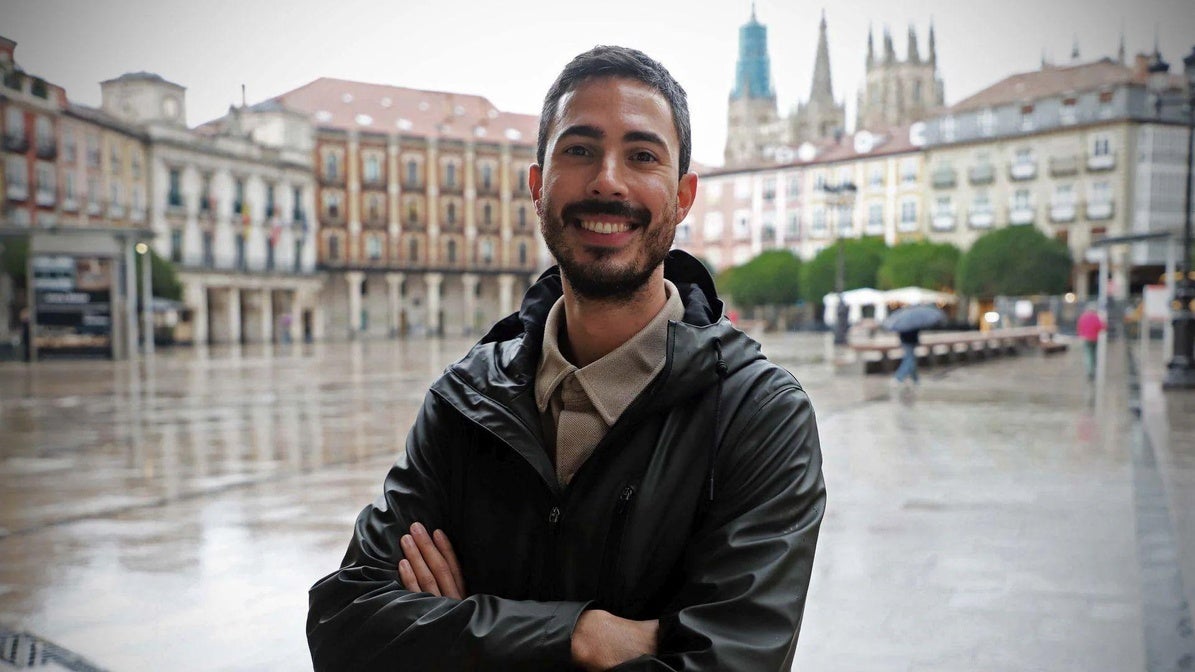 Alberto León posa delante de la Catedral de Burgos.