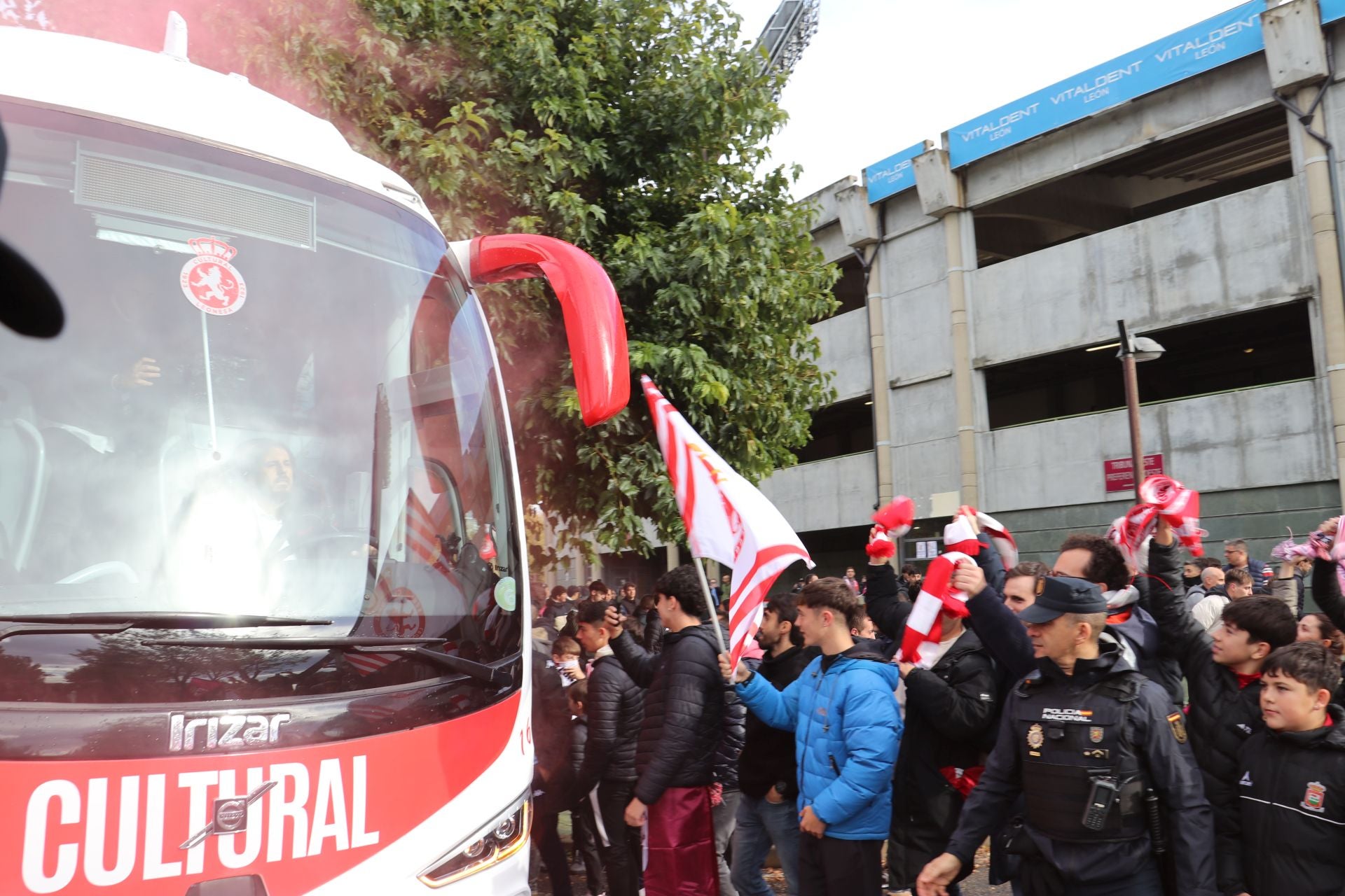 Espectacular recibimiento al autobús de la Cultural