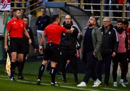 Javi Rey protesta una acción al colegiado