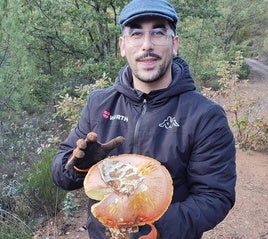 Nazario con el ejemplar que encontró en Cistierna.