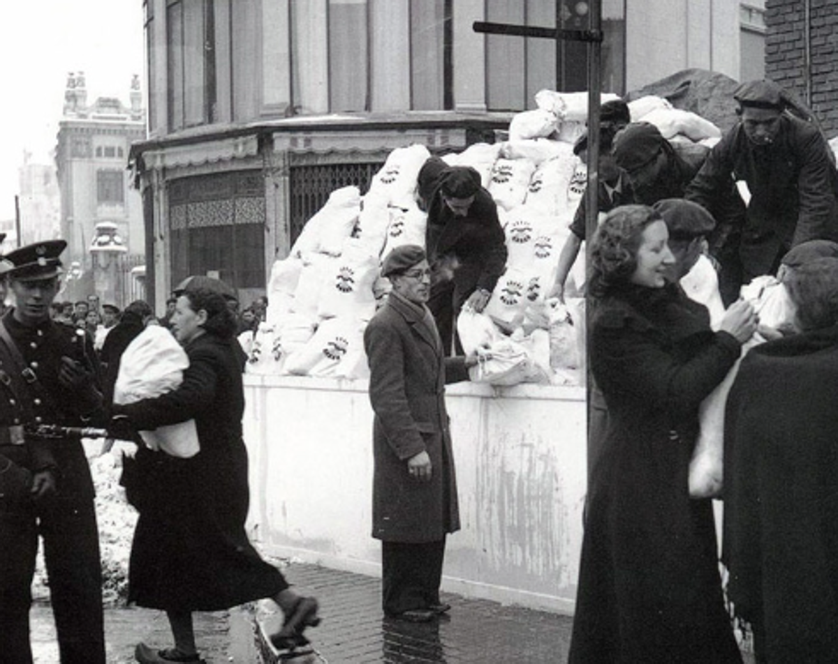 Vecinos de León durante el racionamiento. 1938.