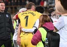 Bañuz celebra junto a sus compañeros la victoria en el derbi.