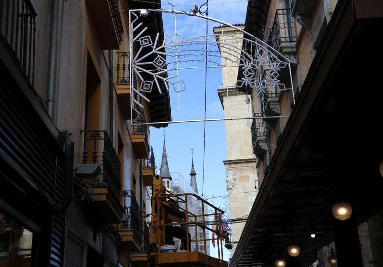 Luces de navidad instaladas en la calle la Rúa