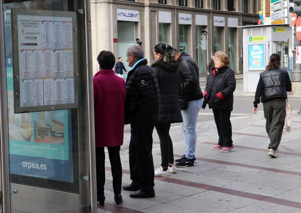 Imagen secundaria 1 - La huelga de autobuses trastoca a los leoneses: «Tendré que ir andando»