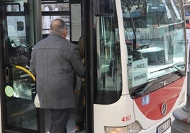 Usuario de autobus urbano durante la jornada de huelga.