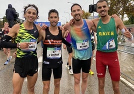 Jorge Blanco, a la izquierda, tras finalizar la media maratón de Valencia.