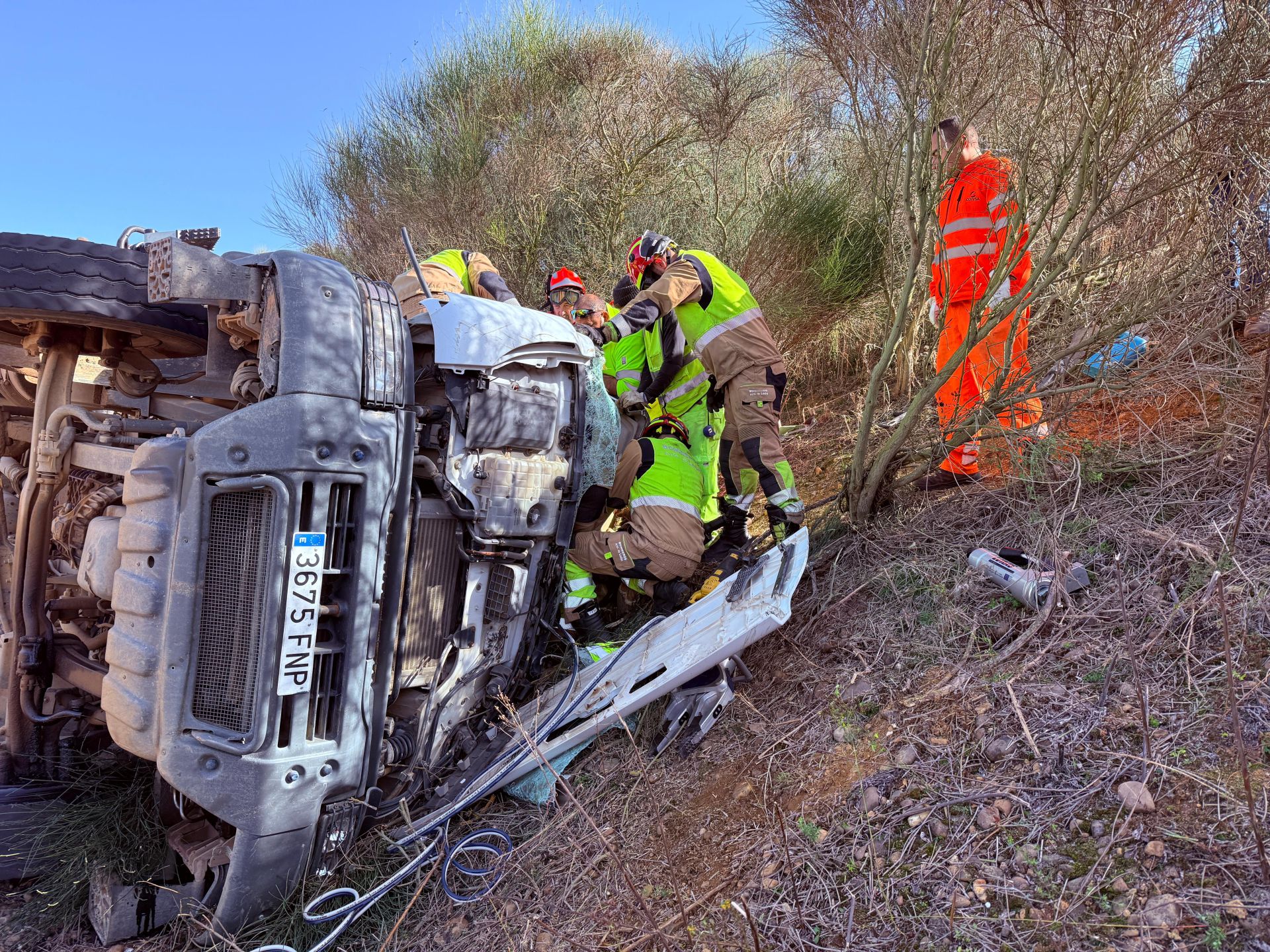 Accidente de un camión hormigonera en Santas Martas