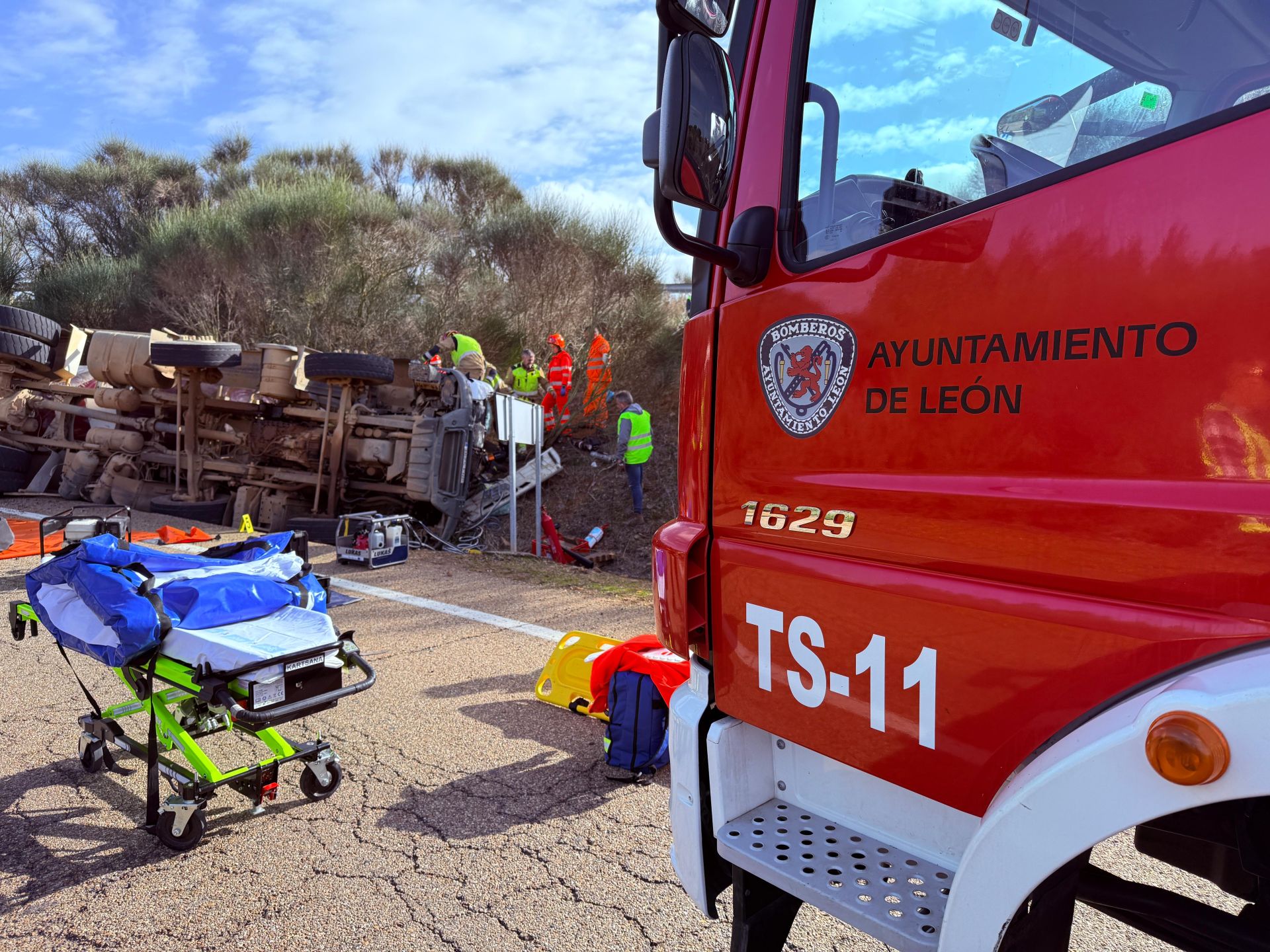 Accidente de un camión hormigonera en Santas Martas