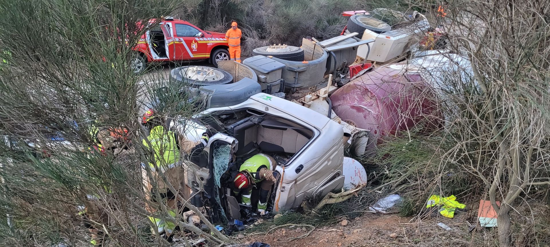 Accidente de un camión hormigonera en Santas Martas