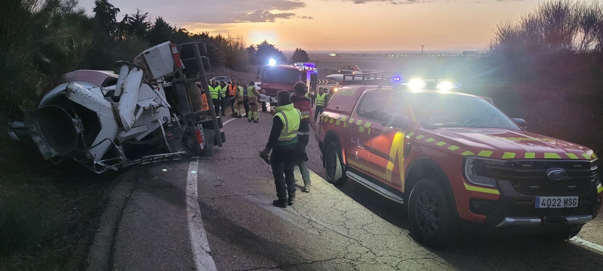 Accidente de un camión hormigonera en Santas Martas