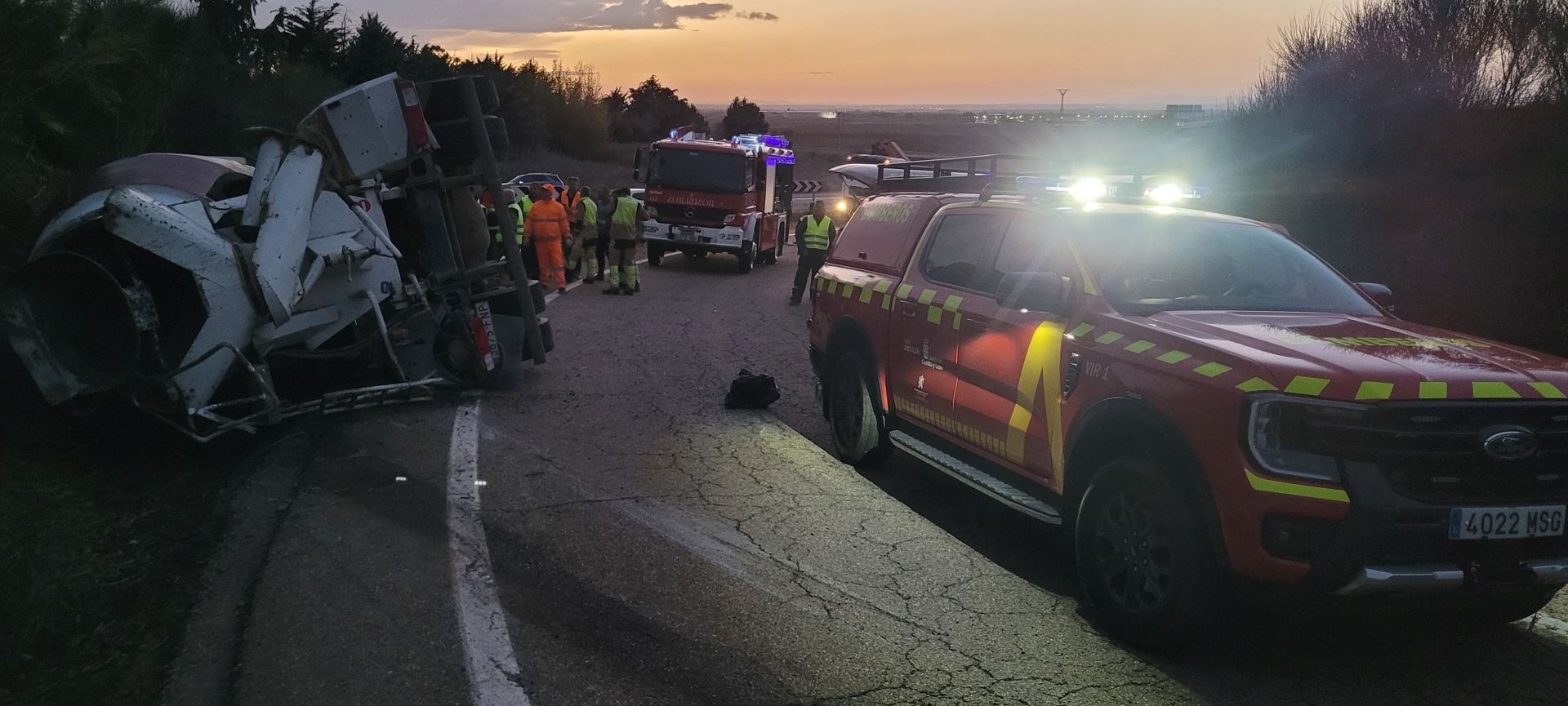 Accidente de un camión hormigonera en Santas Martas