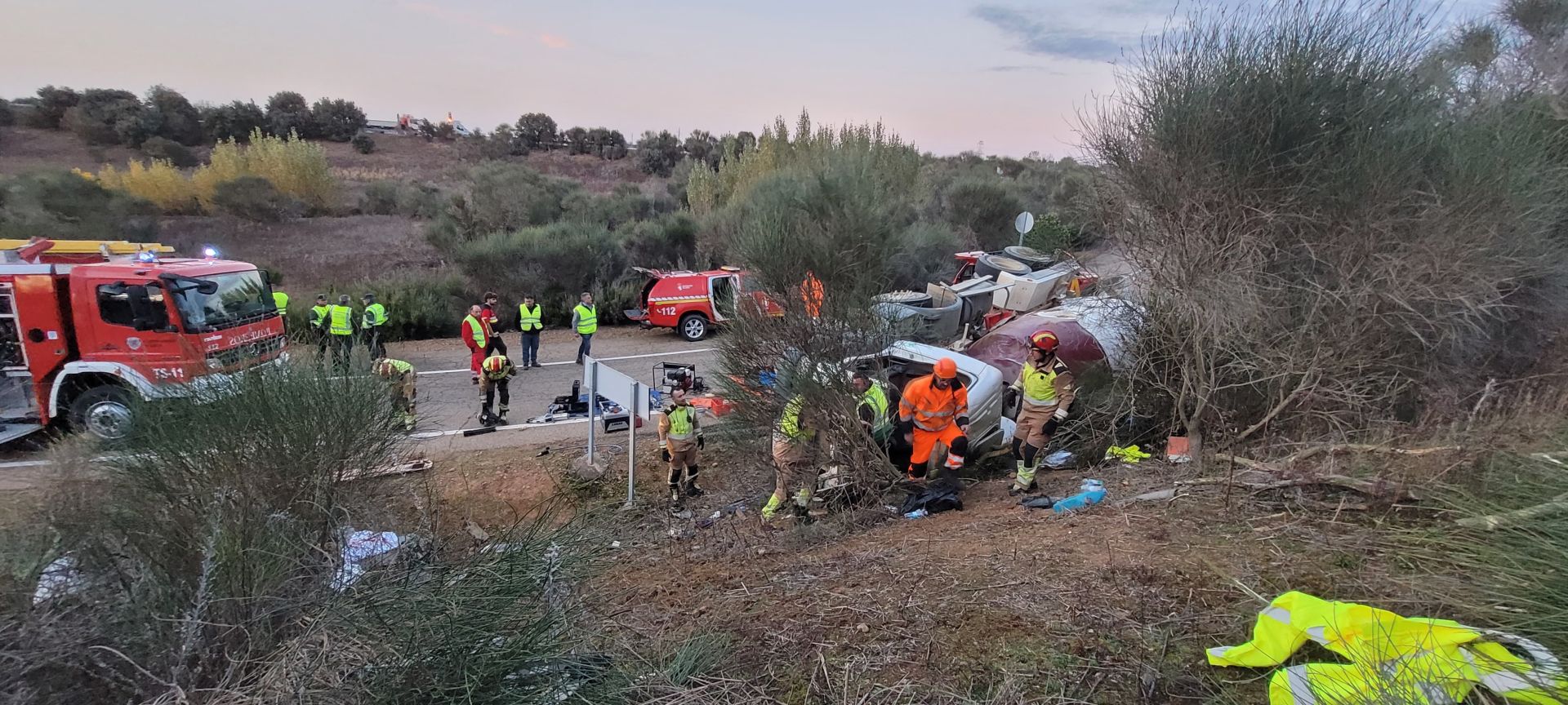 Accidente de un camión hormigonera en Santas Martas