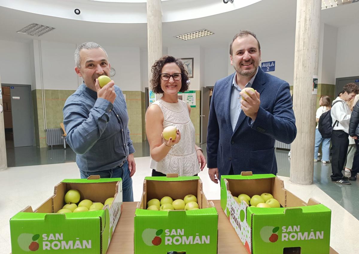 Imagen secundaria 1 - Los universitarios leoneses comen la fruta a bocados con el reparto de 800 peras y manzanas