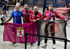 Parte del equipo de León, con la bandera en el campeonato del mundo.