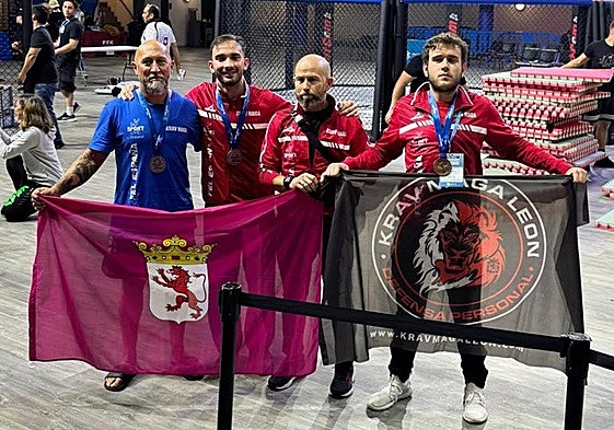 Parte del equipo de León, con la bandera en el campeonato del mundo.